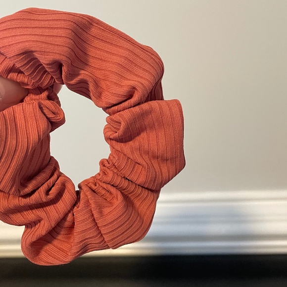 5 for $20: American Eagle scrunchies - Picture 4 of 7